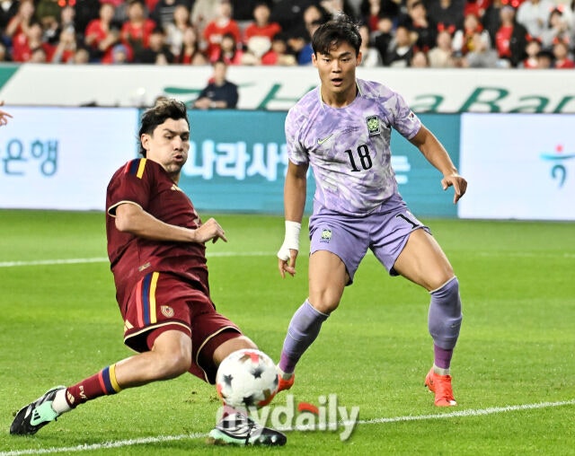 2일 오후 울산광역시 남구 문수월드컵경기장에서 진행된 축구 국가대표팀 친선경기 베네수엘라와의 경기.축구대표팀 오현규가 공을 바라보고 있다.