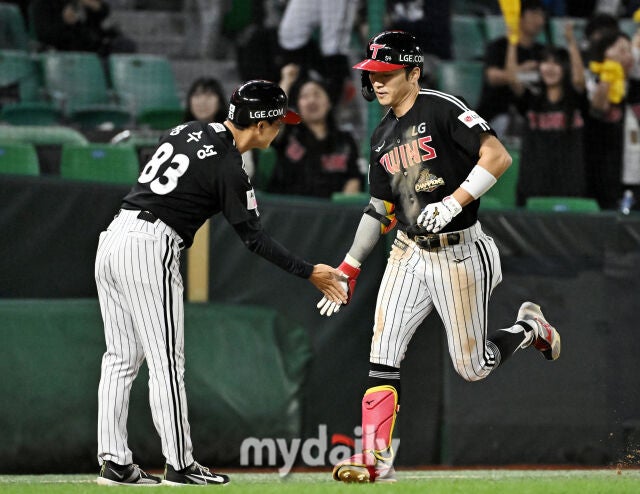 29일 오후 인천광역시 문학동 SSG랜더스필드에서 진행된 '2026 프로야구 KBO리그' SSG랜더스와 LG트윈스의 경기. LG 박해민이 4회초 솔로홈런을 터뜨린 뒤 베이스를 밟고 있다./마이데일리
