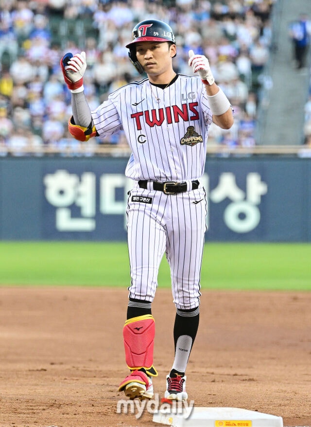 2026년 9월 5일 오후 서울 잠실구장에서 열린 '2026 신한 SOL KBO리그' 삼성 라이온즈와 LG 트윈스의 경기. LG 박해민이 5회말 2사 후 안타를 친 뒤 기뻐하고 있다./마이데일리