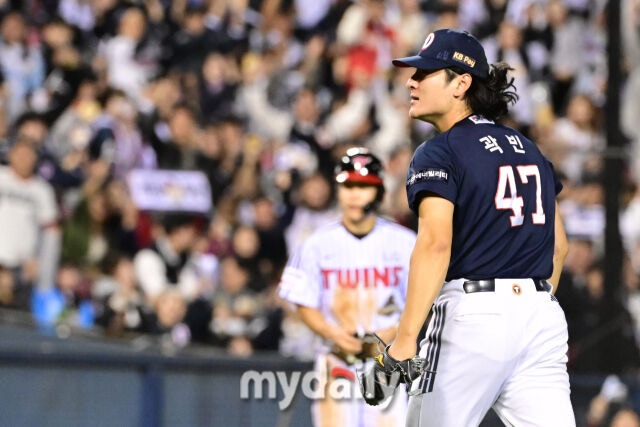 14일 오후 서울 잠실야구장에서 진행된 '2026 신한 SOL KBO 리그' 포스트시즌 와일드카드 결정전 1차전 두산과 LG의 경기. 두산 곽빈이 2회초 무사 만루에서 홍창기, 박해민, 오스틴을 연속 삼진으로 잡은 뒤 포효하고 있다./잠실 = 곽경훈 기자