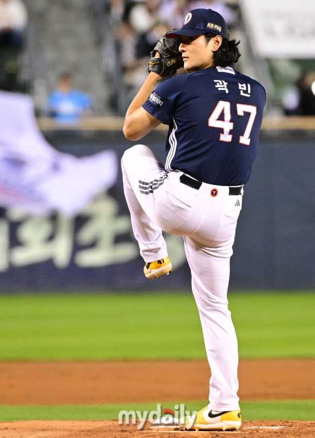 14일 오후 서울 잠실야구장에서 진행된 '2026 신한 SOL KBO 리그' 포스트시즌 와일드카드 결정전 1차전 두산과 LG의 경기. 두산 선발 곽빈이 역투를 펼치고 있다./잠실 = 곽경훈 기자