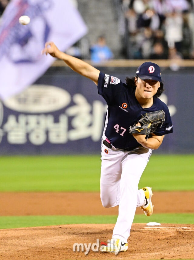 14일 오후 서울 잠실야구장에서 진행된 '2026 신한 SOL KBO 리그' 포스트시즌 와일드카드 결정전 1차전 두산과 LG의 경기. 두산 선발 곽빈이 역투를 펼치고 있다./잠실 = 곽경훈 기자
