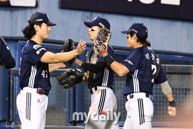 14일 오후 서울 잠실야구장에서 진행된 '2026 신한 SOL KBO 리그' 포스트시즌 와일드카드 결정전 1차전 두산과 LG의 경기. 두산 곽빈이 2회초 무사 만루에서 홍창기, 박해민, 오스틴을 연속 삼진으로 잡은 뒤 동료들과 기뻐하고 있다./잠실 = 곽경훈 기자