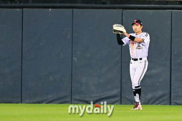 14일 오후 서울 잠실야구장에서 진행된 '2026 신한 SOL KBO 리그' 포스트시즌 와일드카드 결정전 1차전 두산과 LG의 경기. 두산 양석환이 7회초 1사 만루에서 날린 큼지막한 타구를 박해민이 잡고 세리머니를 하고 있다./잠실 = 곽경훈 기자