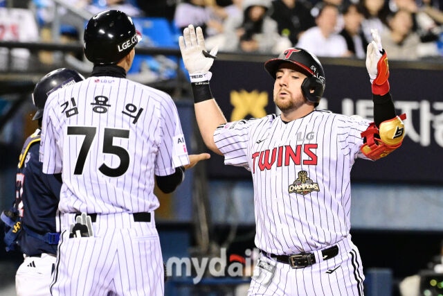 14일 오후 서울 잠실야구장에서 진행된 '2026 신한 SOL KBO 리그' 포스트시즌 와일드카드 결정전 1차전 두산과 LG의 경기. LG 오스틴이 1회말 1사 1루에서 두산 선발 곽빈을 상대로 투런 홈런을 때린 뒤 기뻐하고 있다./잠실 = 곽경훈 기자