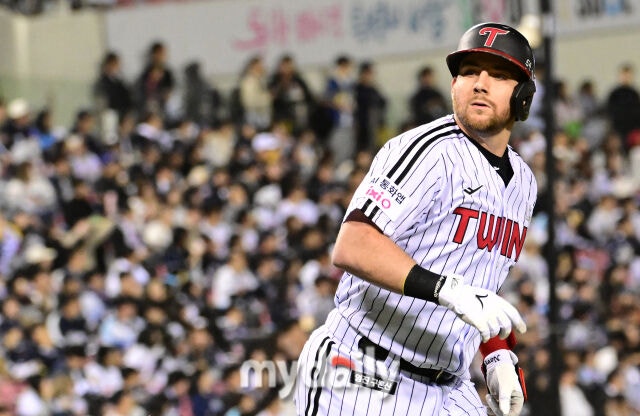 14일 오후 서울 잠실야구장에서 진행된 '2026 신한 SOL KBO 리그' 포스트시즌 와일드카드 결정전 1차전 두산과 LG의 경기. LG 오스틴이 1회말 1사 1루에서 두산 선발 곽빈을 상대로 투런 홈런을 때린 뒤 더그아웃을 바라보고 있다./잠실 = 곽경훈 기자