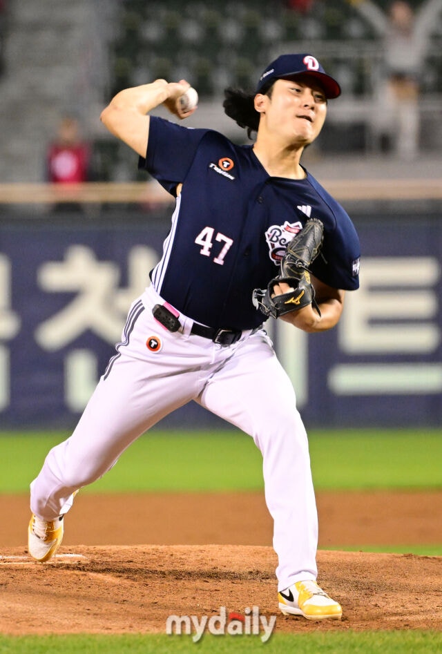 14일 오후 서울 잠실야구장에서 진행된 '2026 신한 SOL KBO 리그' 포스트시즌 와일드카드 결정전 1차전 두산과 LG의 경기. 두산 선발 곽빈이 역투를 펼치고 있다./잠실 = 곽경훈 기자