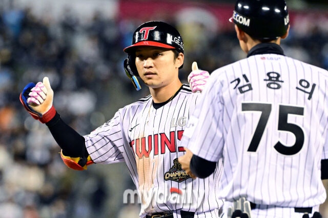 14일 오후 서울 잠실야구장에서 진행된 '2026 신한 SOL KBO 리그' 포스트시즌 와일드카드 결정전 1차전 두산과 LG의 경기. LG 박해민이 7회초 1사 1루에서 안타를 때린 뒤 기뻐하고 있다./잠실 = 곽경훈 기자