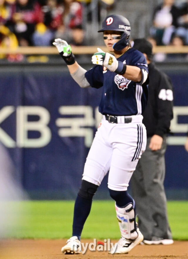 14일 오후 서울 잠실야구장에서 진행된 '2026 신한 SOL KBO 리그' 포스트시즌 와일드카드 결정전 1차전 두산과 LG의 경기. 두산 박찬호가 1회초 안타를 때린 뒤 기뻐하고 있다./잠실 = 곽경훈 기자