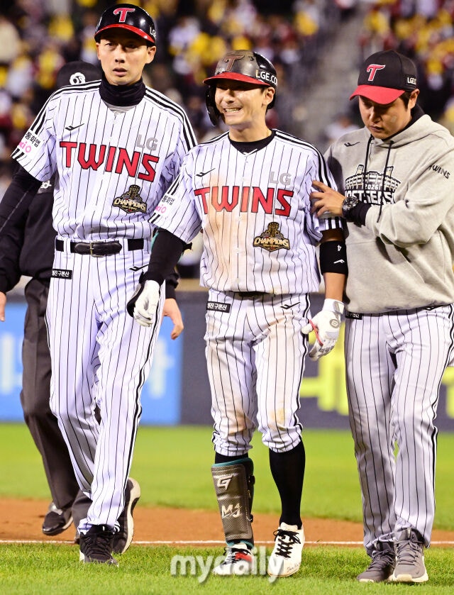 14일 오후 서울 잠실야구장에서 진행된 '2026 신한 SOL KBO 리그' 포스트시즌 와일드카드 결정전 1차전 두산과 LG의 경기. LG 신민재가 8회말 1사 1,3루에서 번트 안타를 때린 뒤 부상으로 교체되고 있다./잠실 = 곽경훈 기자