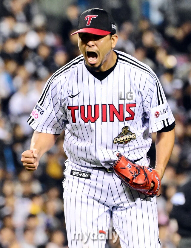 14일 오후 서울 잠실야구장에서 진행된 '2026 신한 SOL KBO 리그' 포스트시즌 와일드카드 결정전 1차전 두산과 LG의 경기. /잠실 = 곽경훈 기자LG 선발 카라스코가 6회말 2사 안재석을 중견수 플라이로 잡은 뒤 포효하고 있다./잠실 = 곽경훈 기자