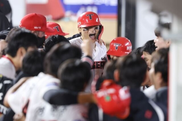 KIA 타이거즈 김도영이 12일 광주 KIA챔피언스필드에서 열린 LG 트윈스와의 홈 경기서 홈런을 치고 세리머니를 하고 있다./KIA 타이거즈 제공