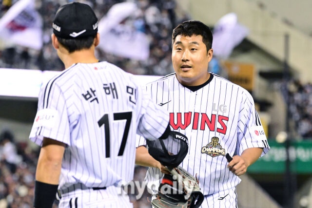 14일 오후 서울 잠실야구장에서 진행된 '2026 신한 SOL KBO 리그' 포스트시즌 와일드카드 결정전 1차전 두산과 LG의 경기. LG 이우찬이 8회초 1사 1,2루에서 세베리노와 류승민을 연속으로 삼진을 잡은 뒤 미소를 짓고 있다./잠실 = 곽경훈 기자
