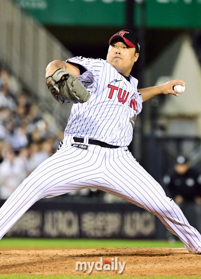 14일 오후 서울 잠실야구장에서 진행된 '2026 신한 SOL KBO 리그' 포스트시즌 와일드카드 결정전 1차전 두산과 LG의 경기. LG 이우찬이 8회초 구원 등판해 역투를 펼치고 있다./잠실 = 곽경훈 기자