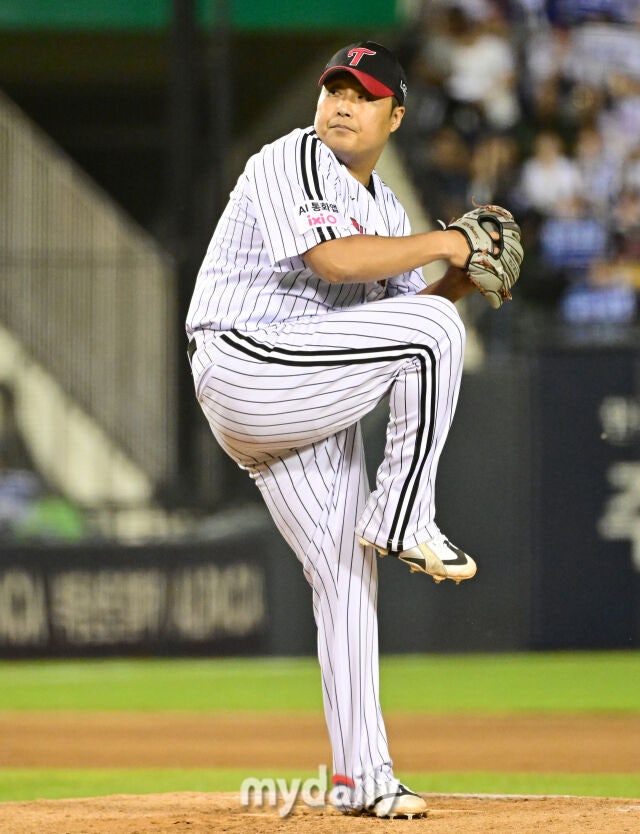 2026년 9월 5일 오후 서울 잠실구장에서 열린 '2026 신한 SOL KBO리그' 삼성 라이온즈와 LG 트윈스의 경기. LG 이우찬이 8회초 구원등판해 역투하고 있다./마이데일리