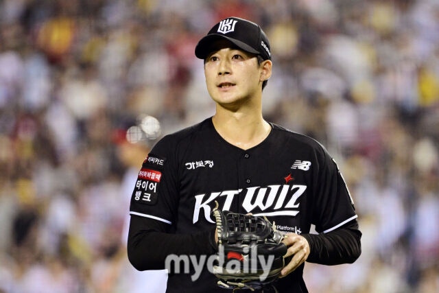 19일 서울 잠실야구장에서 열린 '2026 신한 SOL KBO리그' KT 위즈와 LG 트윈스 경기. KT 스기모토가 6회말 마운드에 실점 없이 이닝을 마쳤다./마이데일리
