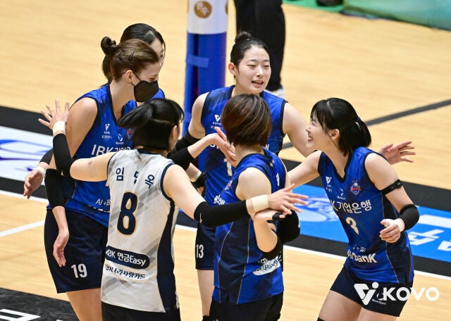 IBK기업은행 선수들이 15일 열린 정관장과 2026 프로배구 컵대회 A조 조별리그 경기 도중 공격 성공 후 환호하고 있다./한국배구연맹(KOVO) 제공
