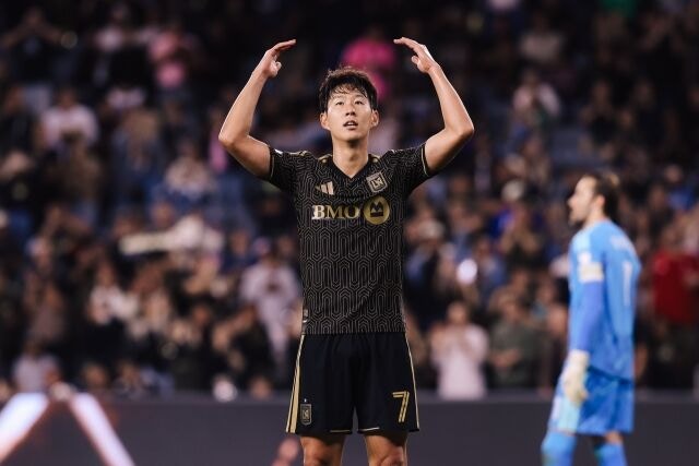 손흥민(LAFC)이 15일(한국시각) 미국 캘리포니아주 로스앤젤레스의 BMO 스타디움에서 열린 2026시즌 메이저리그사커(MLS) 29라운드 오스틴FC와의 맞대결에서 득점한 뒤 세리머니하고 있다./LAFC 제공