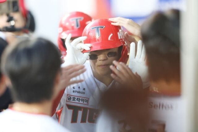 KIA 타이거즈 김도영이 10일 광주 KIA챔피언스필드에서 열린 SSG 랜더스와의 홈 경기서 홈런을 치고 세리머니를 하고 있다./KIA 타이거즈 제공