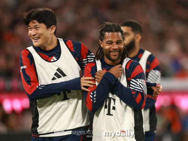 바이에른 뮌헨의 김민재(왼쪽)와 나브리가 우니온 베를린과의 2026-27시즌 분데스리가 4라운드에서 웃고있다./게티이미지코리아