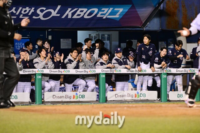 14일 오후 서울 잠실야구장에서 진행된 '2026 신한 SOL KBO 리그' 포스트시즌 와일드카드 결정전 1차전 두산과 LG의 경기. 두산 선수들이 8회초 선두타자 조수행이 볼넷으로 출루하자 환호하고 있다./잠실=곽경훈 기자 kphoto@mydaily.co.kr