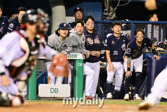 14일 오후 서울 잠실야구장에서 진행된 '2026 신한 SOL KBO 리그' 포스트시즌 와일드카드 결정전 1차전 두산과 LG의 경기. 두산 선수들이 경기를 유심이 지켜보고 있다./잠실=곽경훈 기자 kphoto@mydaily.co.kr