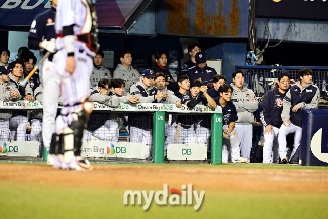 14일 오후 서울 잠실야구장에서 진행된 '2026 신한 SOL KBO 리그' 포스트시즌 와일드카드 결정전 1차전 두산과 LG의 경기. 두산이 9회초 경기를 지켜보고 있다./잠실=곽경훈 기자 kphoto@mydaily.co.kr