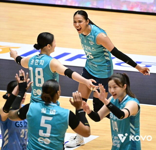 GS칼텍스 타나차가 지난 12일 열린 한국도로공사와 2026 프로배구 컵대회 B조 조별리그 첫 경기 도중 공격 성공 후 팀 동료들과 함께 기뻐하고 있다./한국배구연맹(KOVO) 제공