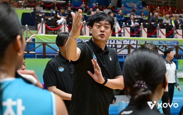 이영택 GS칼텍스 감독이 지난 12일 열린 한국도로공사와 2026 프로배구 컵대회 B조 조별리그 첫 경기 타임아웃 도중 선수들과 이야기를 나누고 있다./한국배구연맹(KOVO) 제공