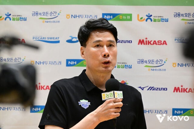 강성형 현대건설 감독이 16일 열리는 GS칼텍스와 2026 프로배구 컵대회 여자부 B조 조별리그 최종전에 앞서 중계방송사와 인터뷰를 진행하고 있다./한국배구연맹(KOVO) 제공