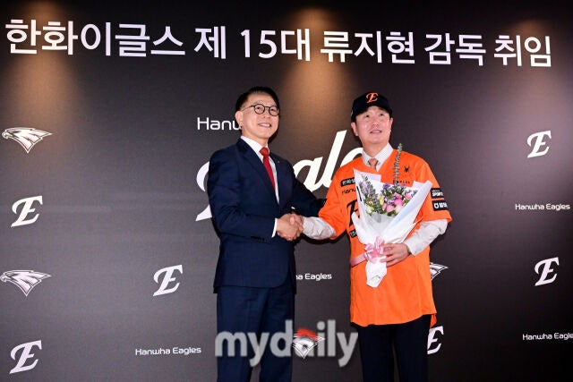 한화 류지현 감독이 16일 오후 대전 한화생명 볼파크에서 진행된 취임 기자회견에서 박종대 대표이사에게 유니폼을 전달받은 뒤 기념촬영을 하고 있다./대전 = 곽경훈 기자