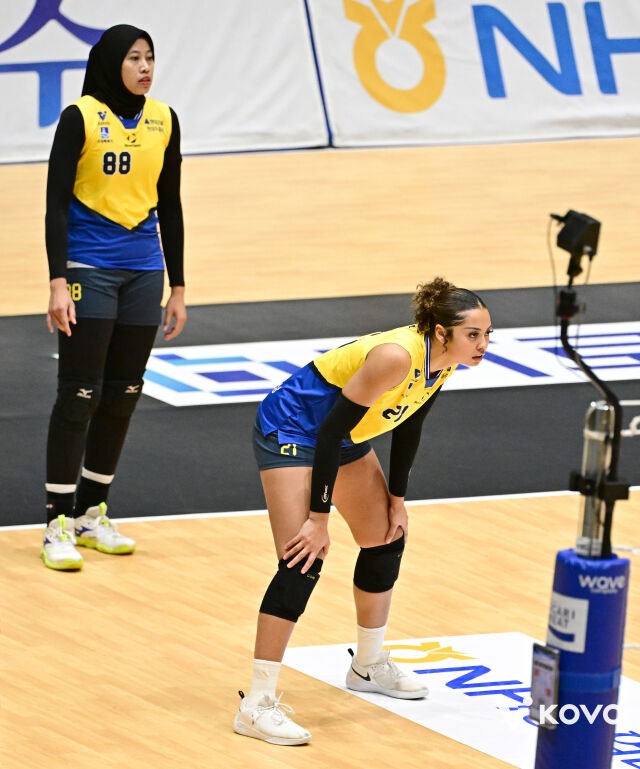 현대건설 조던이 16일 열린 GS칼텍스와 2026 프로배구 컵대회 B조 조별리그 마지막 경기 도중 리시브를 위해 자리를 잡고 있다./한국배구연맹(KOVO) 제공