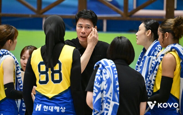 강성형 현대건설 감독이 16일 열린 GS칼텍스와 2026 프로배구 컵대회 B조 조별리그 마지막 경기 타임아웃 도중 선수들과 이야기를 나누고 있다./한국배구연맹(KOVO) 제공
