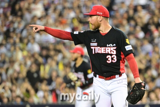 23일 오후 서울 잠실야구장에서 진행된 '2026 신한 SOL KBO 리그' 기아 타이거즈-두산 베어스의 경기. 기아 선발 울러가 2회말 무사 1,2루에서 병살플레이를 시킨 뒤 환호하고 있다./마이데일리