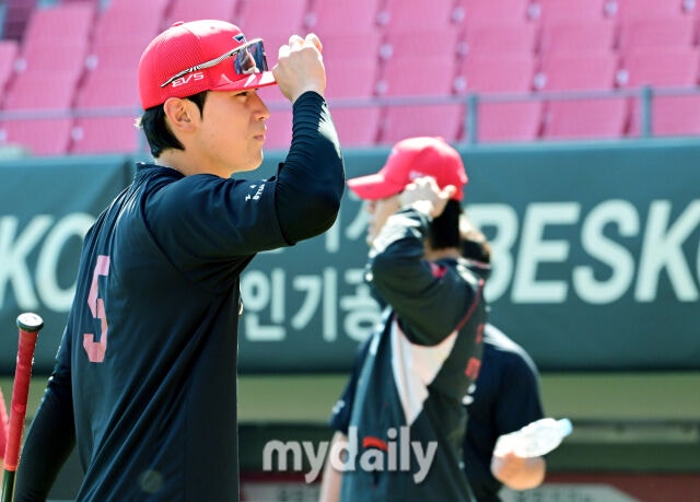 KIA 타이거즈 김도영이 17일 오후 광주 기아챔피언스필드에서 진행되는 '2026 신한 SOL KBO리그 포스트시즌' LG 트윈스와의 준플레이오프 1차전에 앞서 훈련을 하고 있다./광주=곽경훈 기자 kphoto@mydaily.co.kr