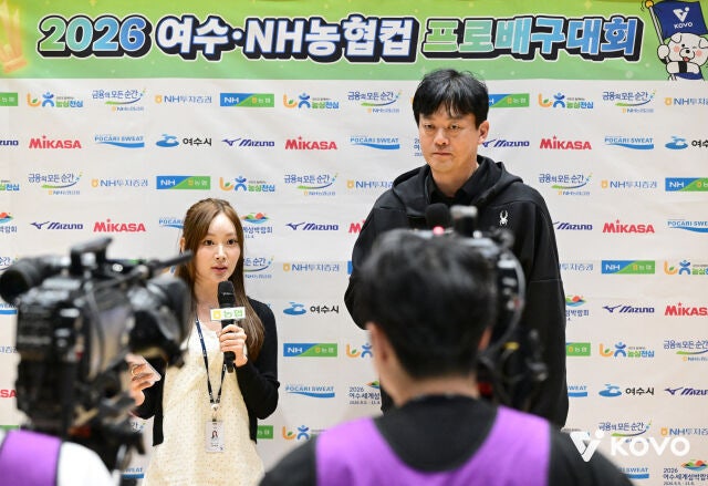 이영택 GS칼텍스 감독이 17일 열리는 흥국생명과 2026 컵대회 여자부 준결승 1경기를 앞두고 중계방송사와 인터뷰를 진행하고 있다./한국배구연맹(KOVO) 제공