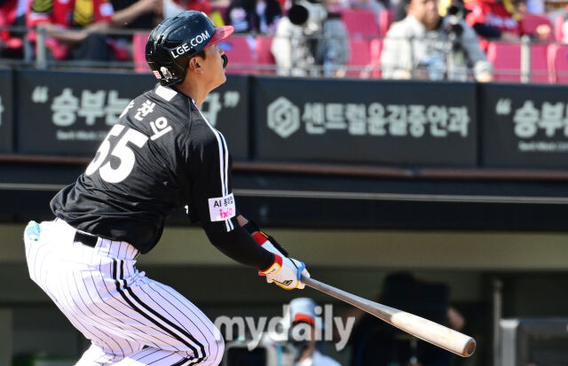 [MD포토] <b>LG 송찬의</b> '앞서가는 <b>선제 솔로포</b>'