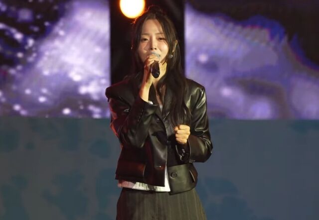 "노래하다 쫓겨났다" 흰(박혜원), 정치인 기습 <b>등장</b>에 '무대 중단' 논란...