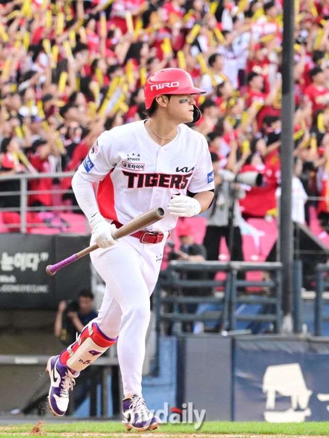 17일 오후 광주 기아챔피언스필드에서 진행된 '2026 신한 SOL KBO리그 포스트시즌' 준플레이오프 1차전 KIA 타이거즈와 LG트윈스의 경기. KIA 김도영이 8회말 2사 1루에서 장현식을 상대로 투런 홈런을 때린 뒤 타구를 바라보고 있다./광주=곽경훈 기자 kphoto@mydaily.co.kr
