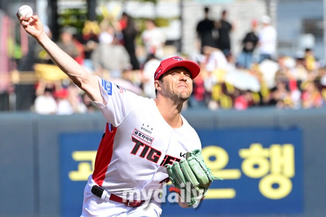 17일 오후 광주 기아챔피언스필드에서 진행된 '2026 신한 SOL KBO리그 포스트시즌' 준플레이오프 1차전 KIA 타이거즈와 LG트윈스의 경기. KIA 선발 네일이 역투를 펼치고 있다./광주=곽경훈 기자 kphoto@mydaily.co.kr