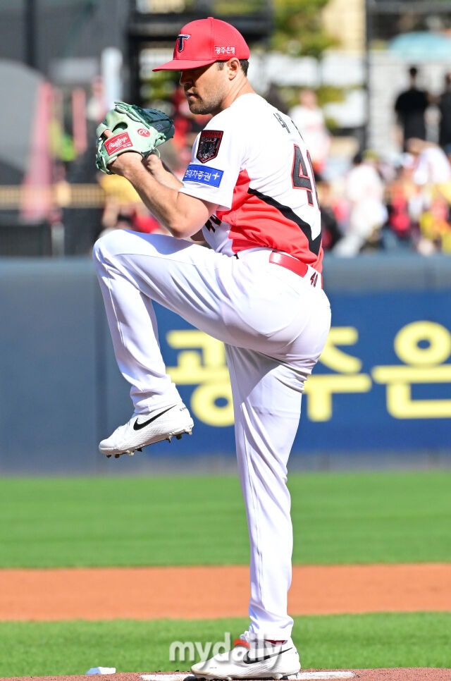 17일 오후 광주 기아챔피언스필드에서 진행된 '2026 신한 SOL KBO리그 포스트시즌' 준플레이오프 1차전 KIA 타이거즈와 LG트윈스의 경기. KIA 선발 네일이 역투를 펼치고 있다./광주=곽경훈 기자 kphoto@mydaily.co.kr
