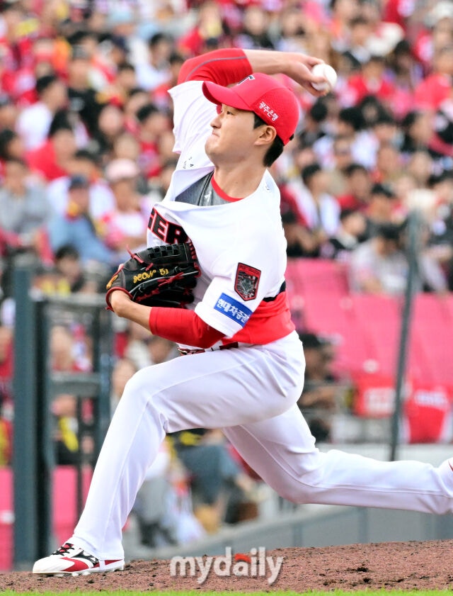 17일 오후 광주 기아챔피언스필드에서 진행된 '2026 신한 SOL KBO리그 포스트시즌' 준플레이오프 1차전 KIA 타이거즈와 LG트윈스의 경기. KIA 전상현이 8회초 구원 등판해 역투를 펼치고 있다./광주=곽경훈 기자