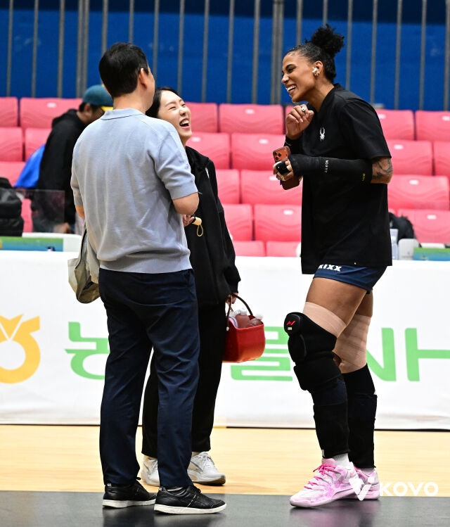 GS칼텍스 실바가 18일 열리는 2026 프로배구 컵대회 한국도로공사와 결승전에 앞서 이날 현장을 찾은 최태웅 SBS스포츠 배구해설위원과 함께 인사를 나누고 있다./한국배구연맹(KOVO) 제공