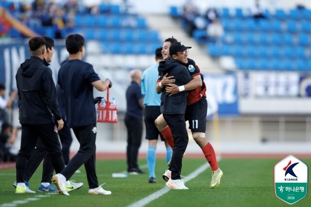 최명성 김해FC 감독대행이 지난 10일 김해종합운동장에서 열린 충남 아산과의 홈 경기에서 득점 후 곽성욱과 포옹하고 있다./프로축구연맹 제공