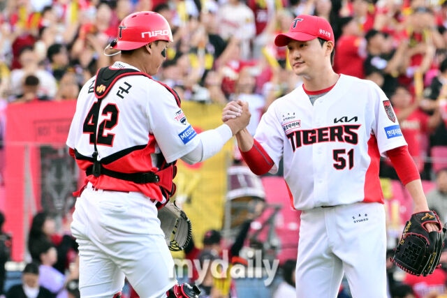 17일 오후 광주 기아챔피언스필드에서 진행된 '2026 신한 SOL KBO리그 포스트시즌' 준플레이오프 1차전 KIA 타이거즈와 LG트윈스의 경기. KIA가 5-1로 승리한 뒤 전상현과 김태군 포수가 하이파이브를 하고 있다./광주=곽경훈 기자