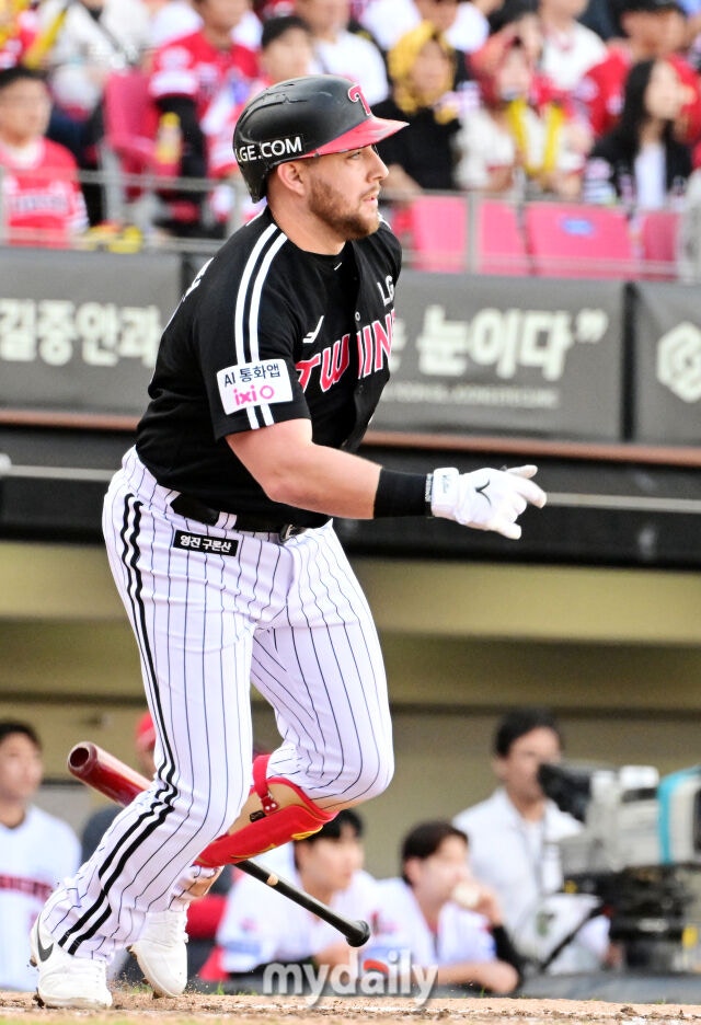 17일 오후 광주 기아챔피언스필드에서 진행된 '2026 신한 SOL KBO리그 포스트시즌' 준플레이오프 1차전 KIA 타이거즈와 LG트윈스의 경기. LG 오스틴이 8회초 안타를 때리고 있다./광주=곽경훈 기자