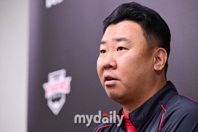 18일 오후 광주 기아챔피언스필드에서 진행된 '2026 신한 SOL KBO리그 포스트시즌' 준플레이오프 2차전 KIA 타이거즈와 LG트윈스의 경기. 경기 전 KIA 이범호 감독이 취재진과 인터뷰를 하고 있다./광주=곽경훈 기자
