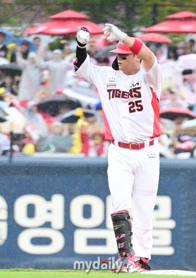 18일 오후 광주 기아챔피언스필드에서 진행된 '2026 신한 SOL KBO리그 포스트시즌' 준플레이오프 2차전 KIA 타이거즈와 LG트윈스의 경기. KIA 한준수가 1회말 1사 2루에서 펜스를 강타하는 적시타를 때린 뒤 2루까지 진루하고 있다./광주=곽경훈 기자 kphoto@mydaily.co.kr