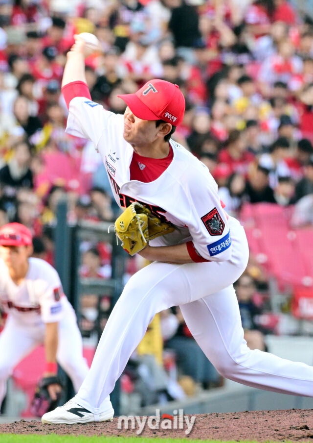 17일 오후 광주 기아챔피언스필드에서 진행된 '2026 신한 SOL KBO리그 포스트시즌' 준플레이오프 1차전 KIA 타이거즈와 LG트윈스의 경기. KIA 성영탁이 구원 등판해 역투를 펼치고 있다./광주=곽경훈 기자 kphoto@mydaily.co.kr
