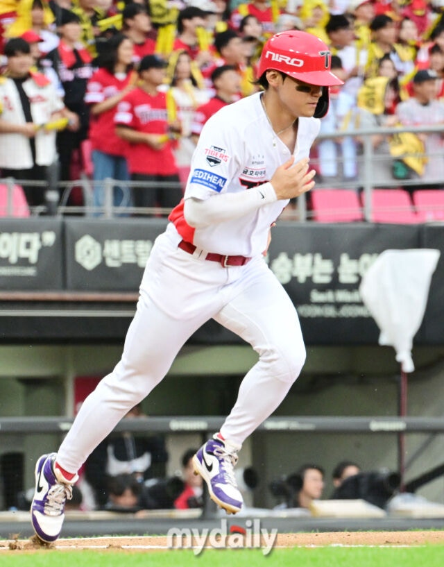 18일 오후 광주 기아챔피언스필드에서 진행된 '2026 신한 SOL KBO리그 포스트시즌' 준플레이오프 2차전 KIA 타이거즈와 LG트윈스의 경기. KIA 김도영이 1회말 1사 1루에서 볼넷으로 출루하고 있다./광주=곽경훈 기자 kphoto@mydaily.co.kr